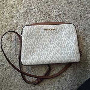 Michael Kors Jet Set Large East West
Saffiano Leather Crossbody Bag